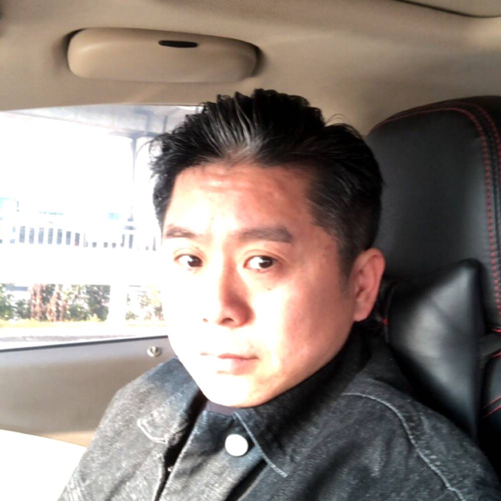 上岸透气的鱼儿的照片