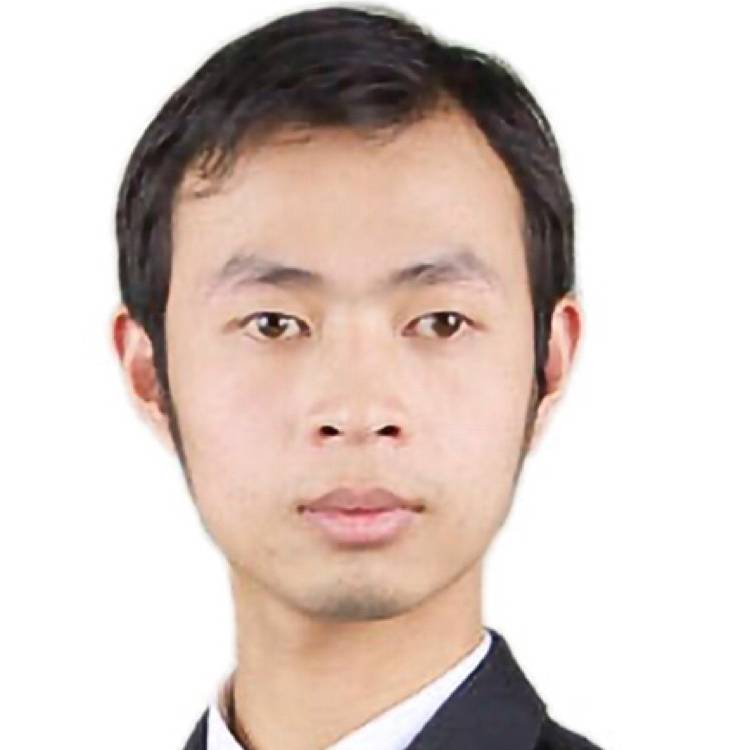 开拖拉机的白富帅的照片