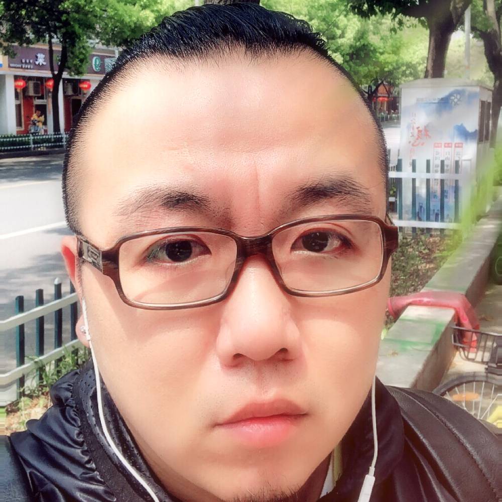 震动漫步小松鼠的照片