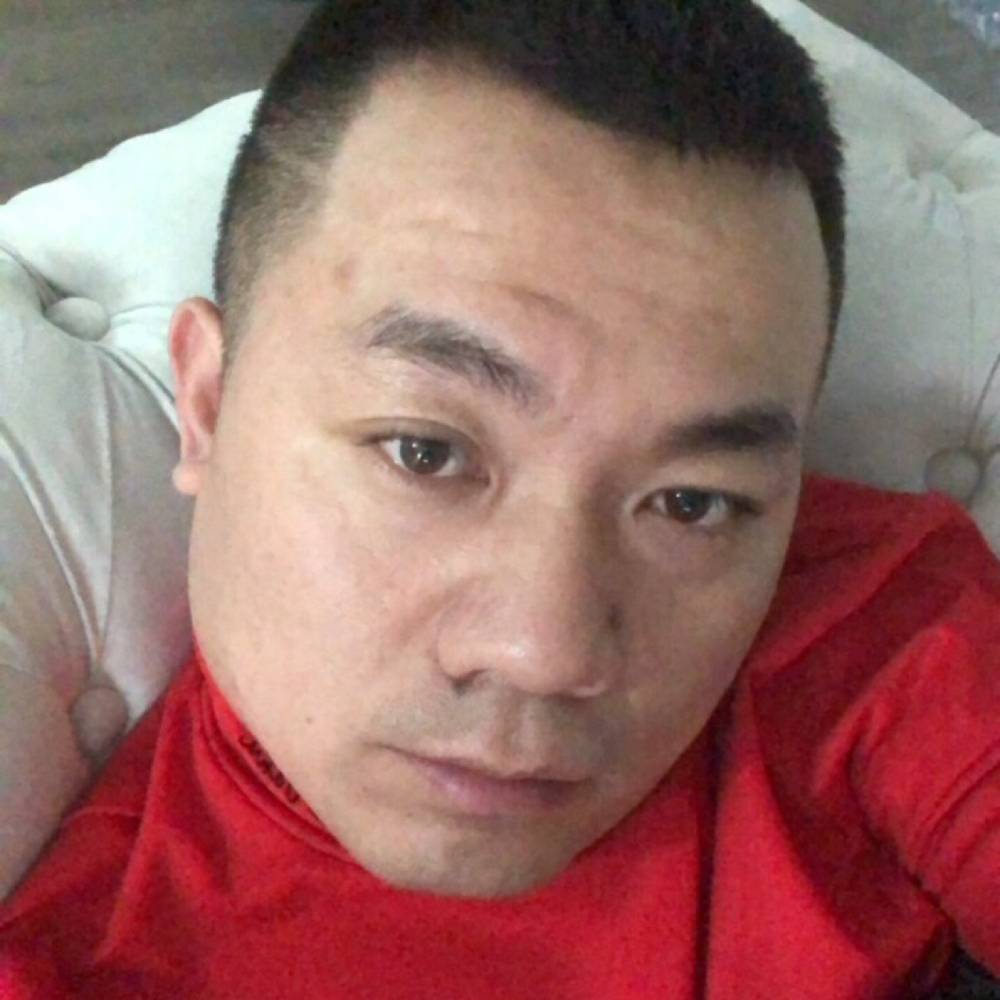 沉静漫步路人的照片