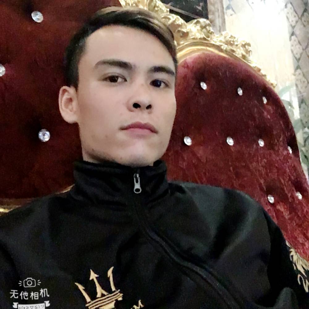 彩色深拥月亮的照片