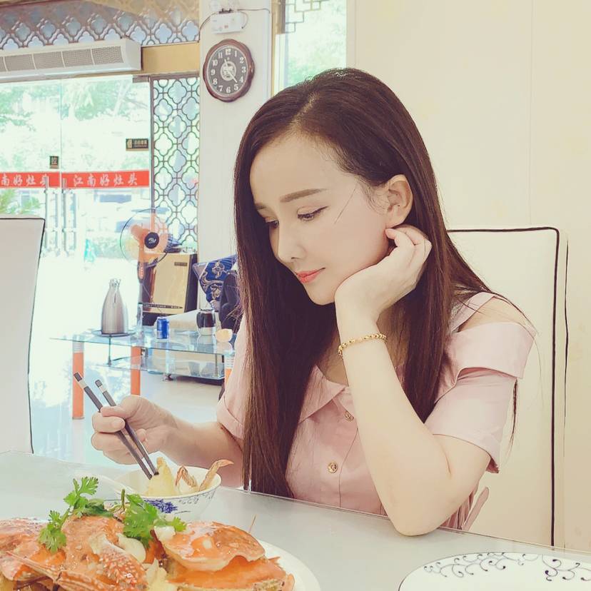 红玫瑰請清脆的照片