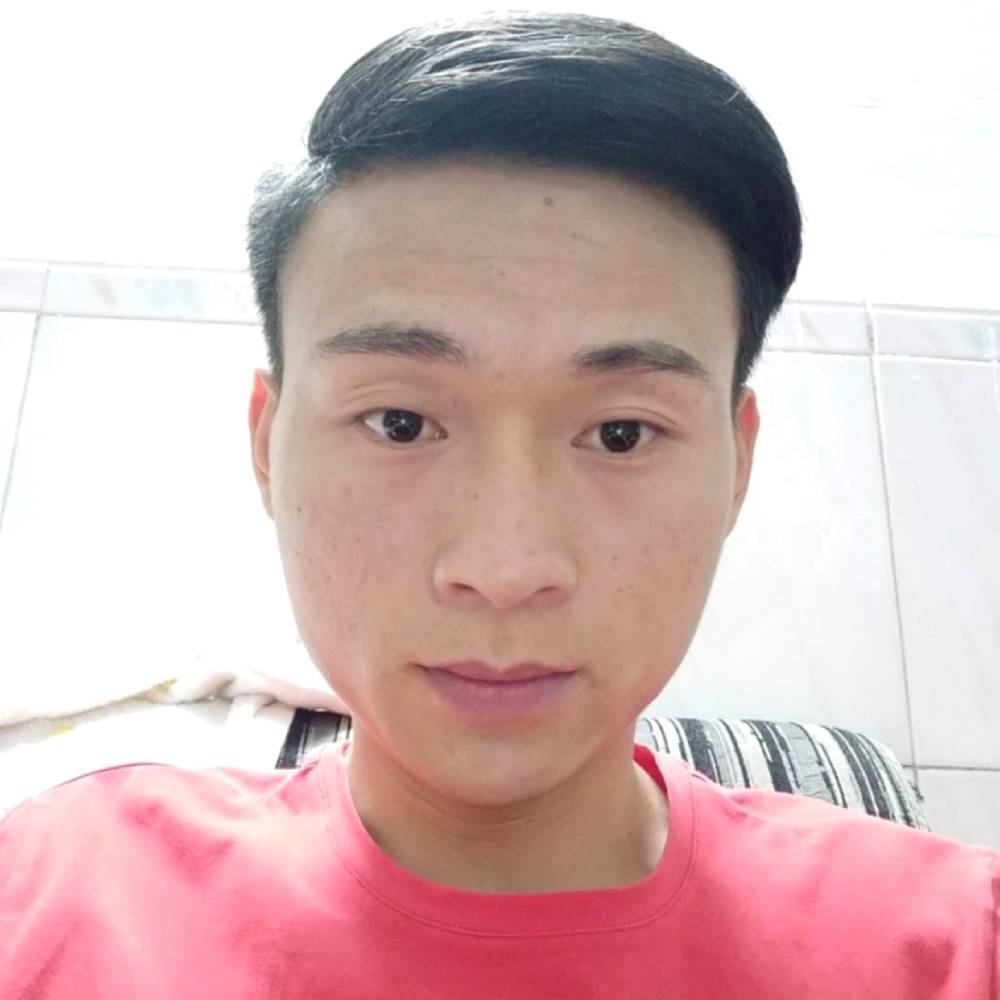 甜美闻鱼的照片