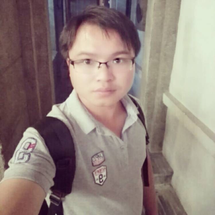 海底吐泡泡的鱼的照片