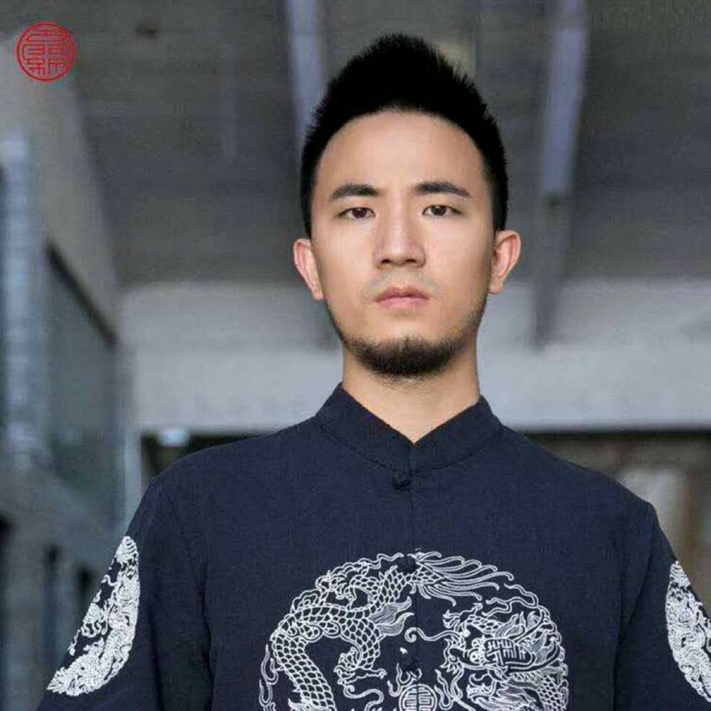 外套向英俊的照片
