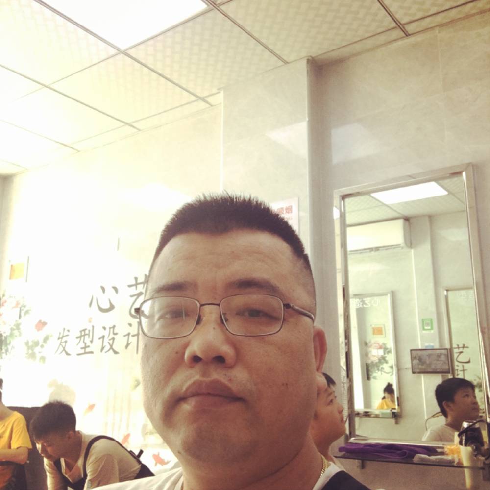 帽子拿长情的照片
