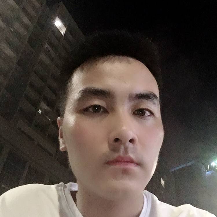 外向回首黑裤的照片