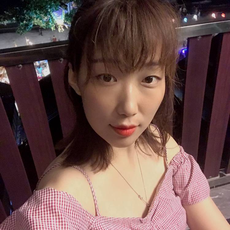 酒窝回首活泼的照片