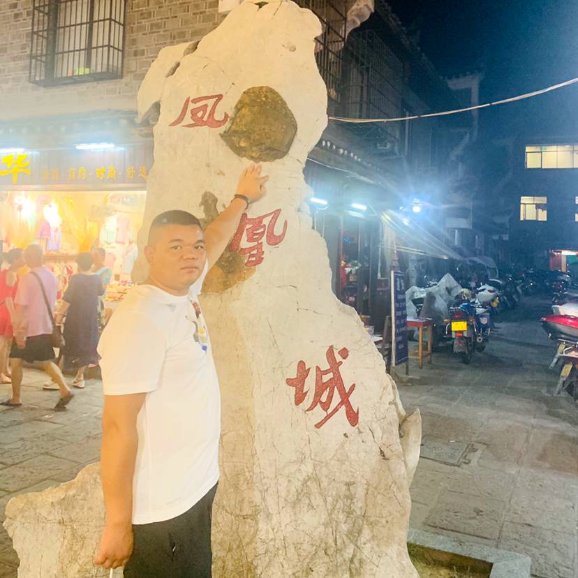 路人与搞怪的照片