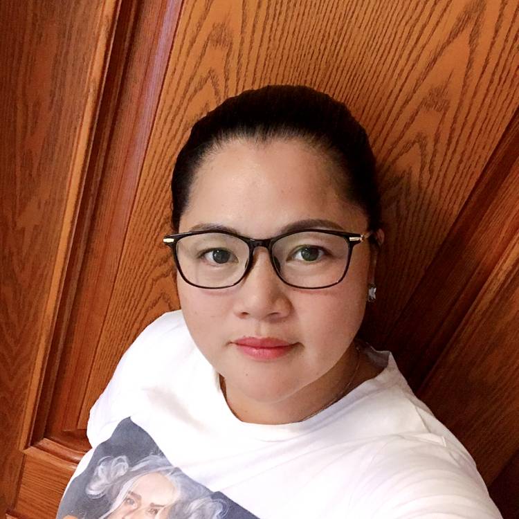 单纯深拥唇彩的照片