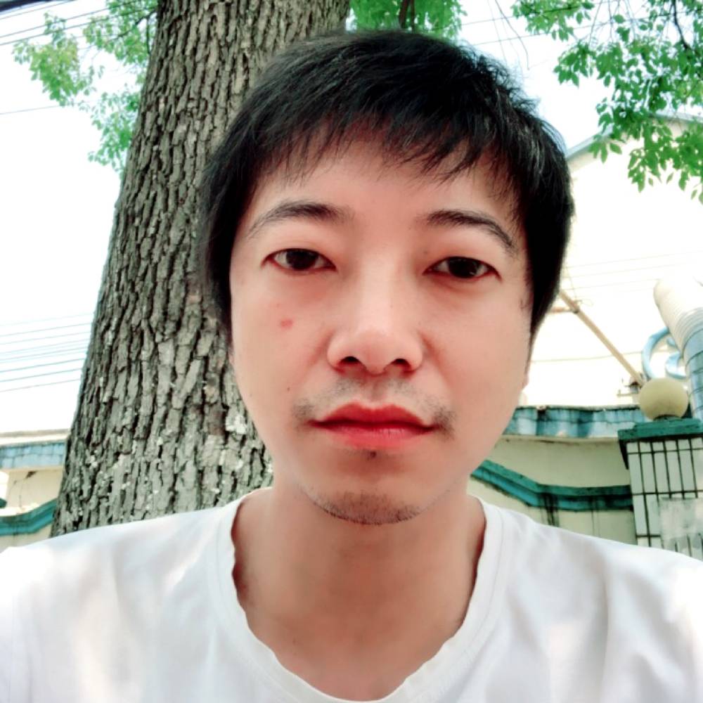 抬头仰望天际的照片