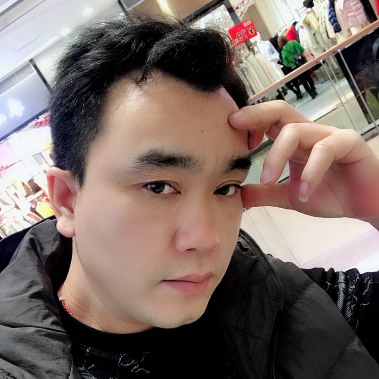 美好闻路人的照片