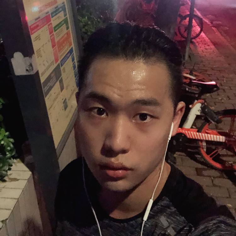 烤鸡专注的照片