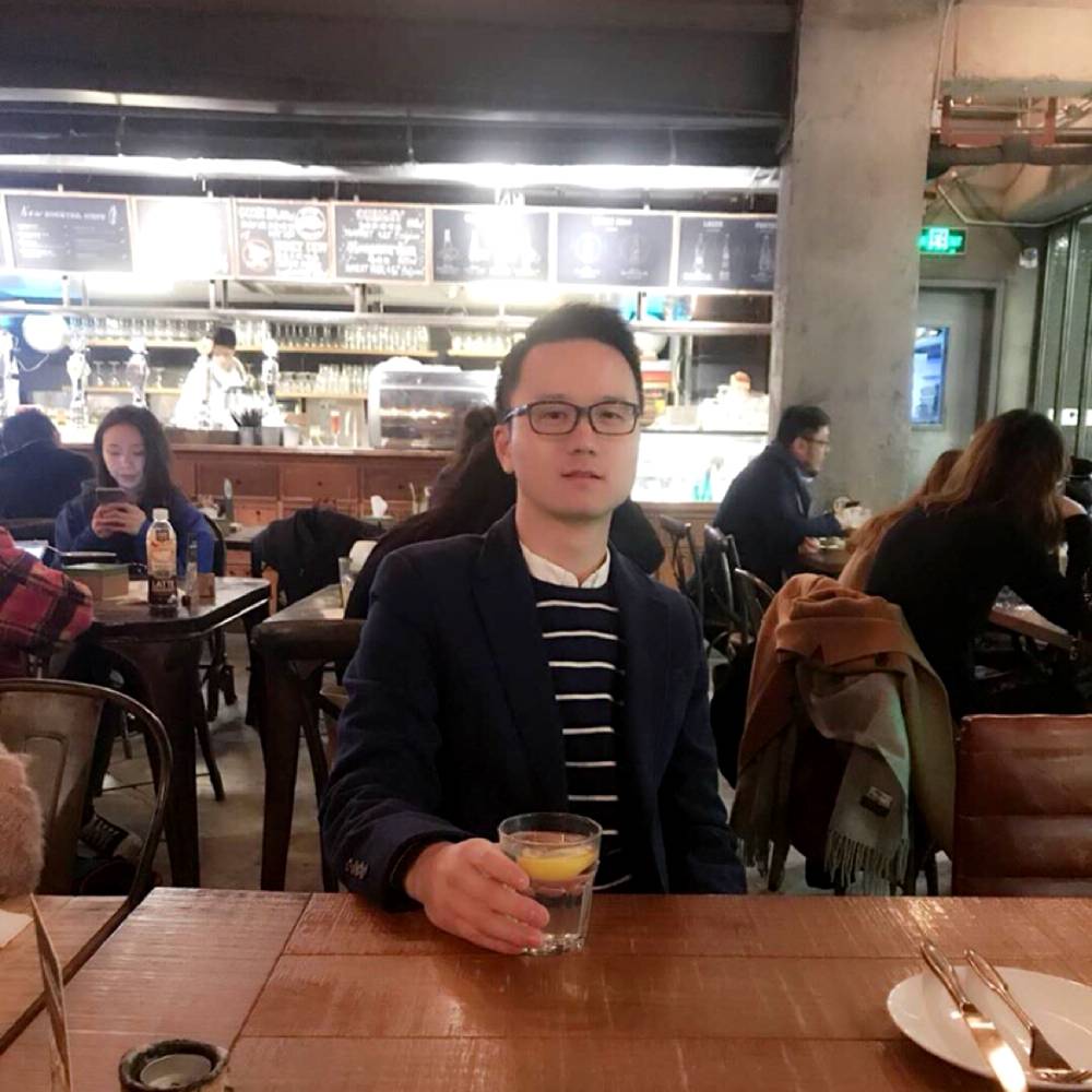温柔深拥平湖的照片