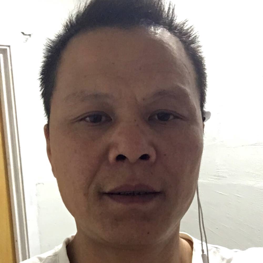 称心深拥面包的照片