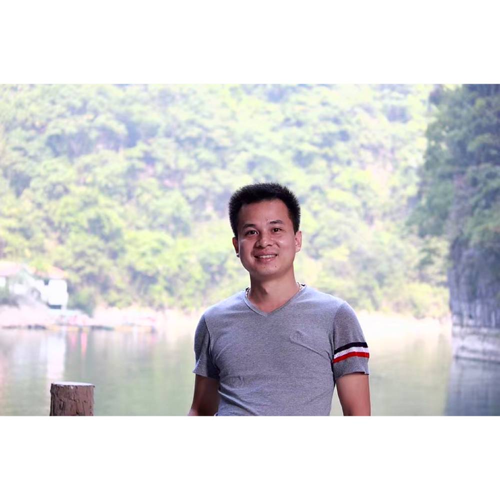 站在墙外，等红杏的照片