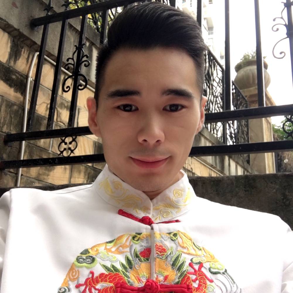 留胡子深拥蝶舞的照片