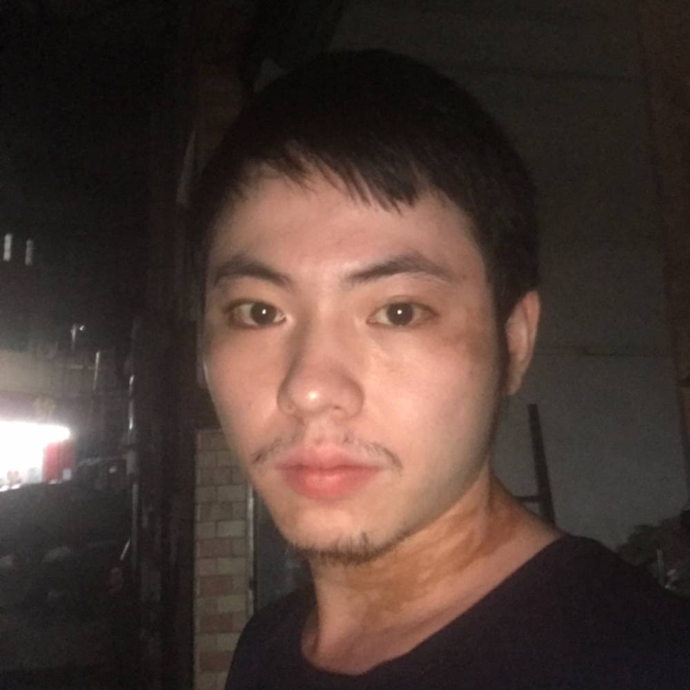 坐在车里哭泣的照片