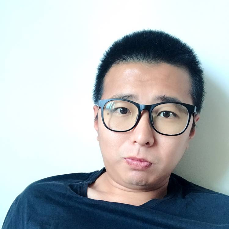 爱笑的球鞋的照片