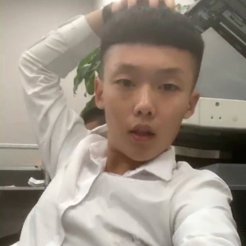 一条黑胳膊的照片