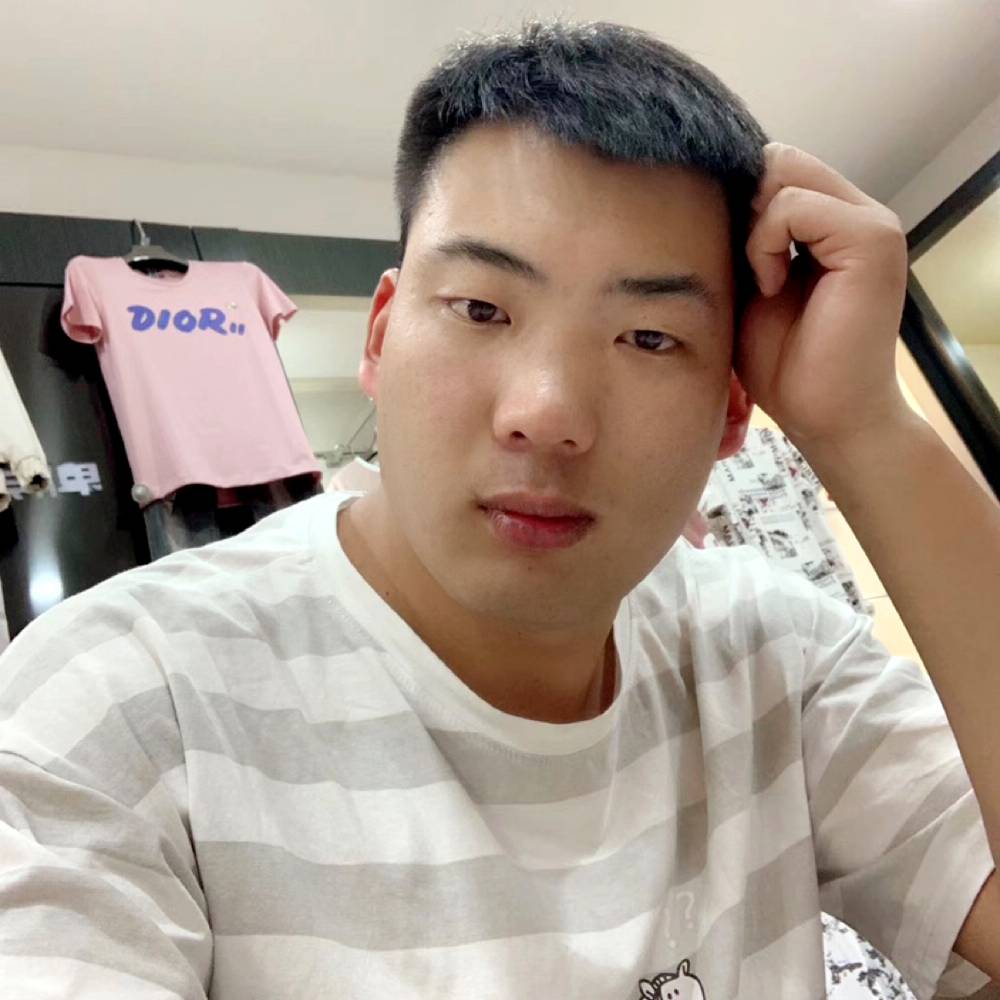 执着拿手链的照片