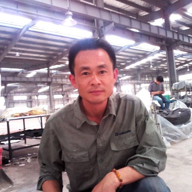 错落拿钢笔的照片