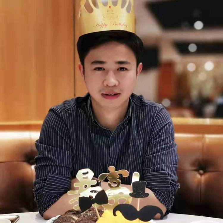 秃顶油腻大叔的照片