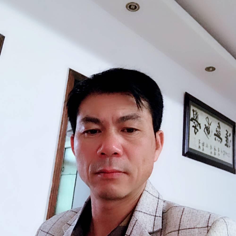 大叔深拥妖娆的照片