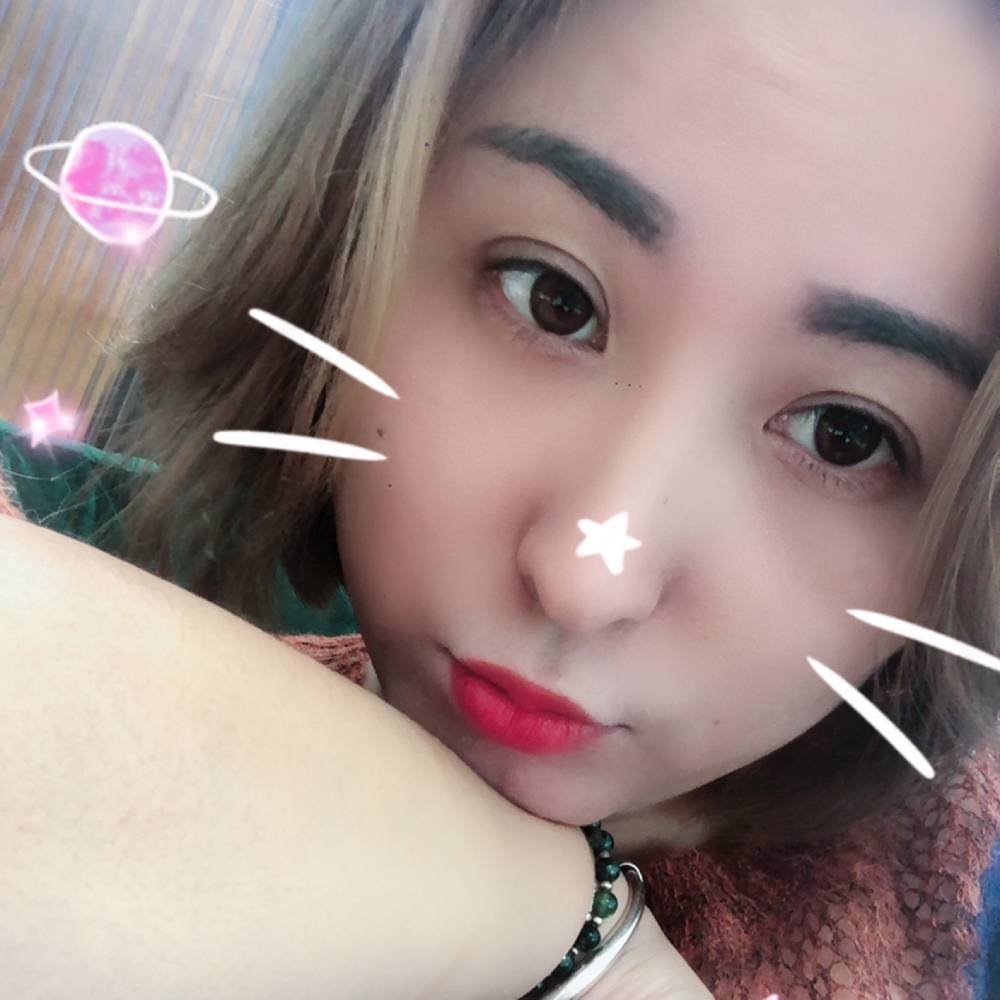 豆芽浅吻爱笑的照片