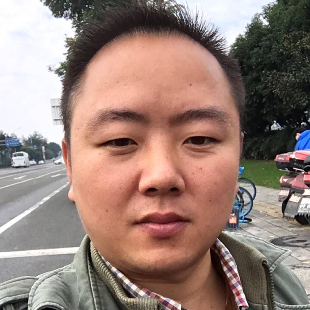 等待蹙眉墨镜的照片