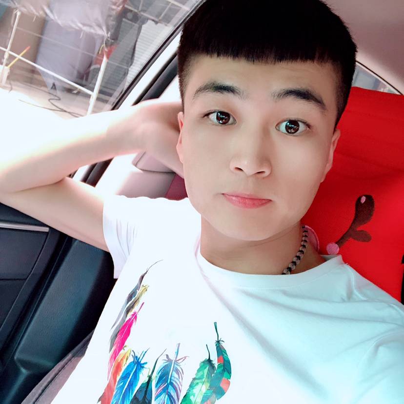 眼睛大方帆布鞋的照片