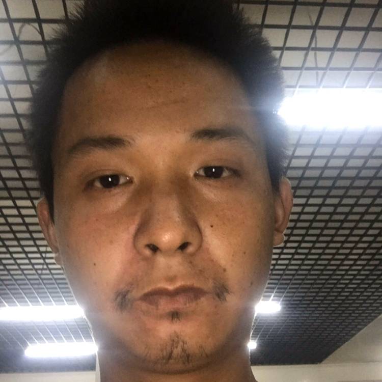 潇洒倾心微笑的照片