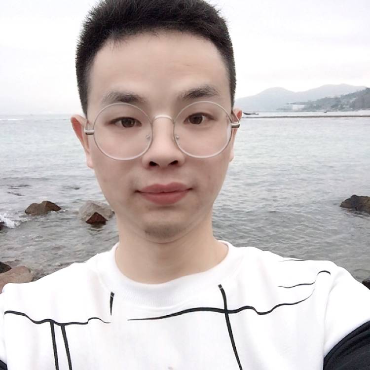 恬静深拥电源的照片