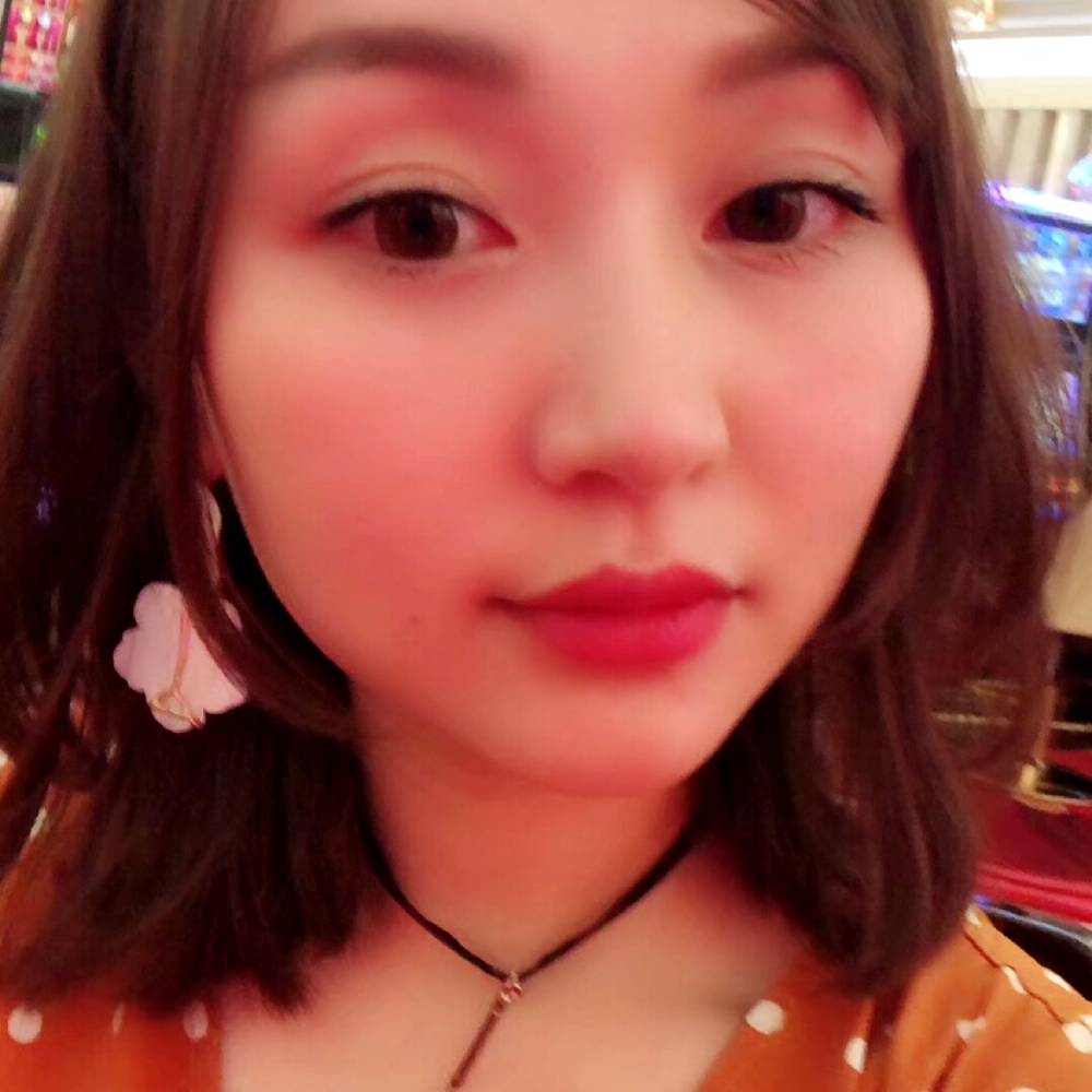 甜甜倾心小蜜蜂的照片
