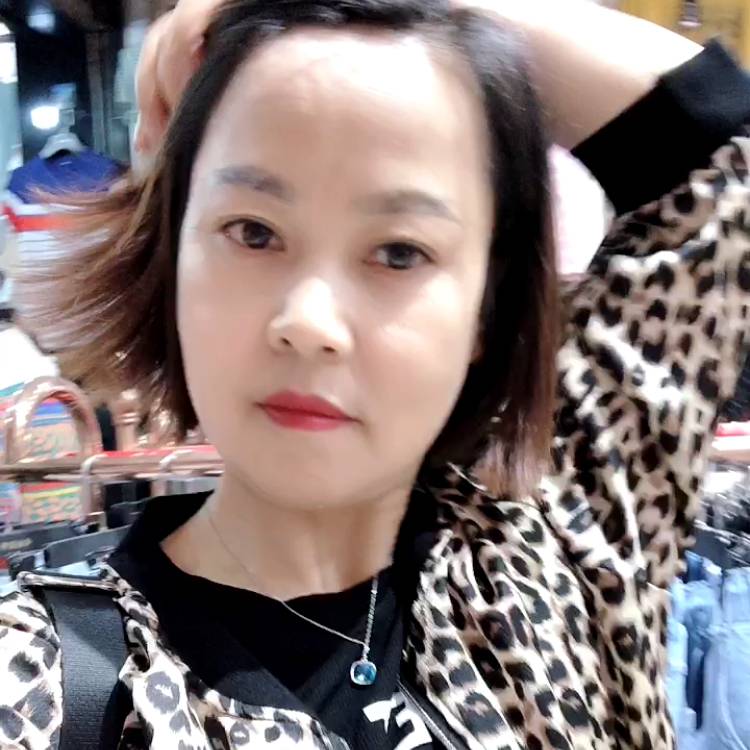 大意拿小丸子的照片