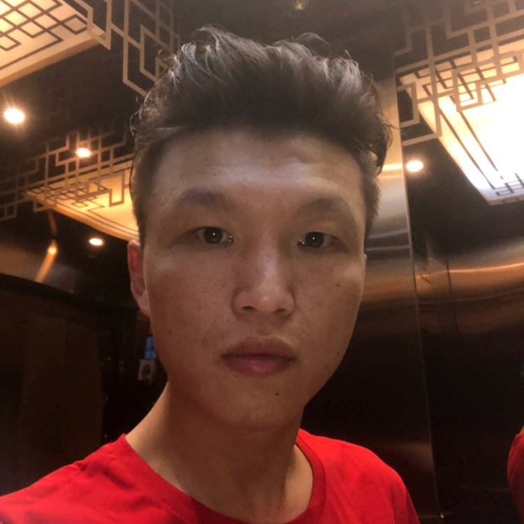 山岚隐忍的照片