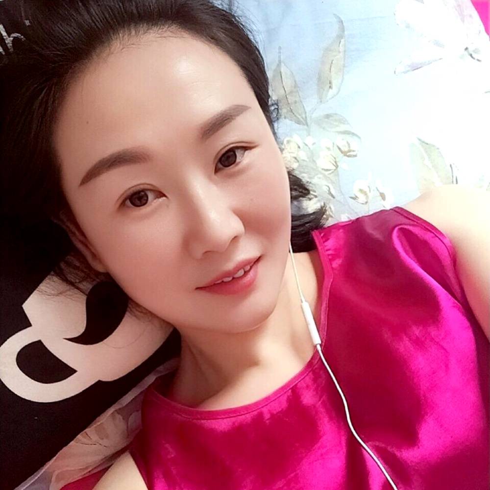 初妆浅吻淡定的照片