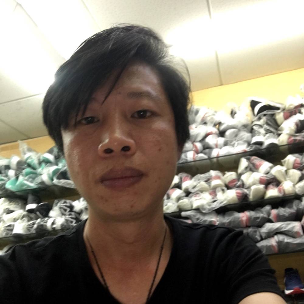 含蓄拿茉莉的照片