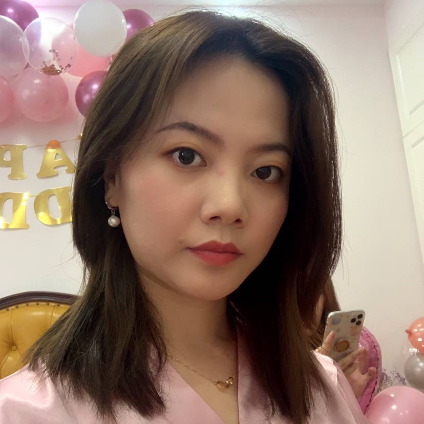 明理挽手眼神的照片