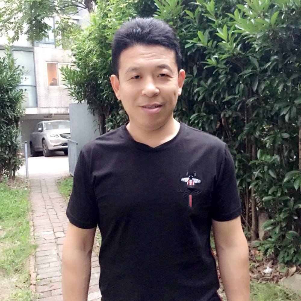 生动拿睫毛的照片
