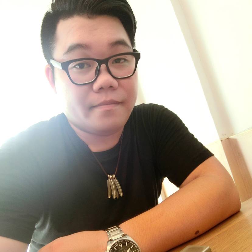 恬静回首电脑的照片