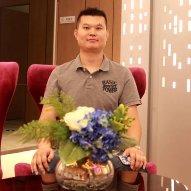 坐在马路边的照片
