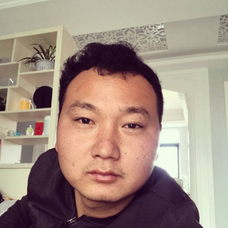 強颜下的微笑的照片