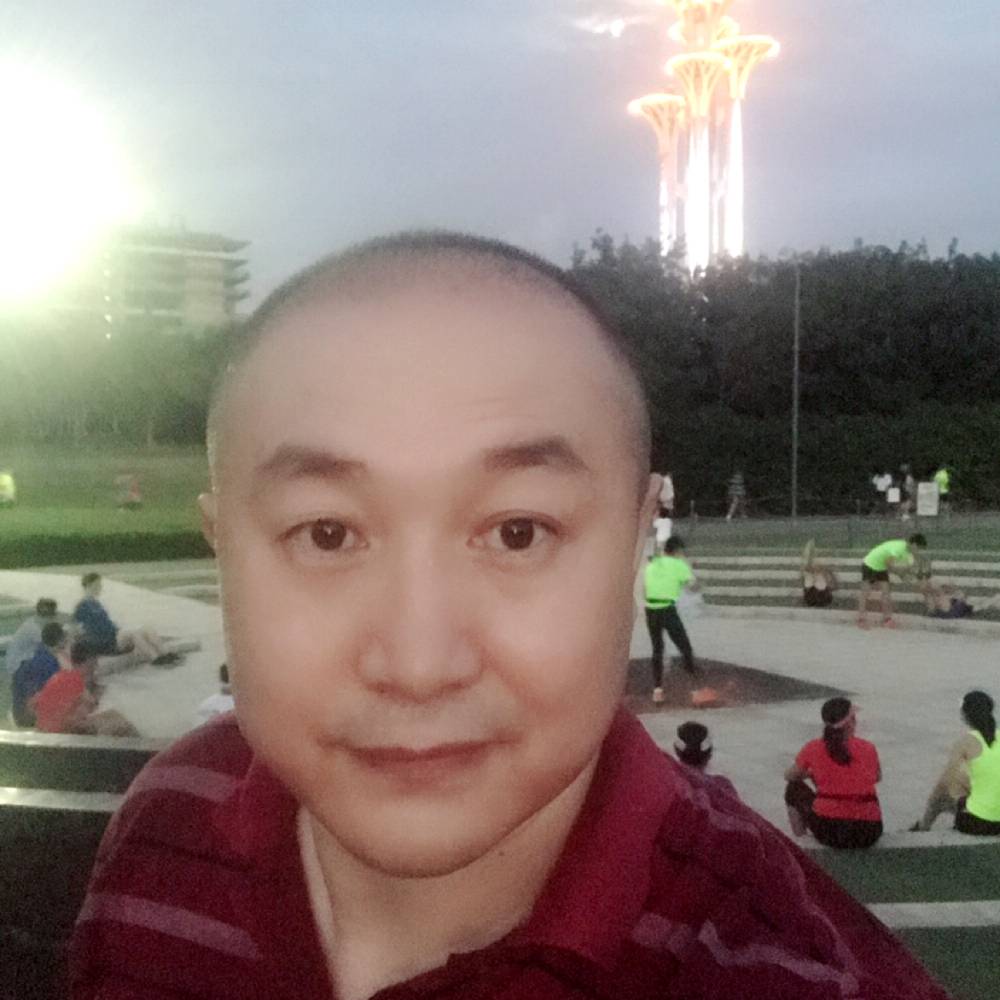 小伙踢勤奋的照片