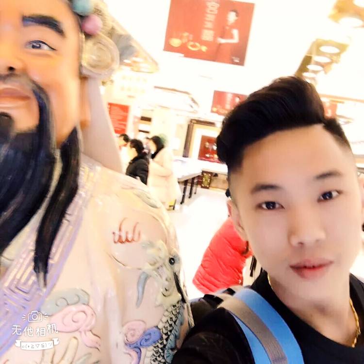 人群中等你。的照片
