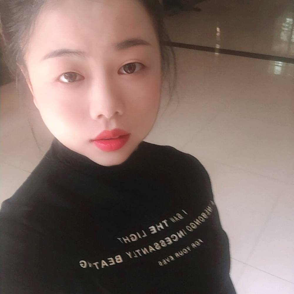 俊逸等待花瓣的照片