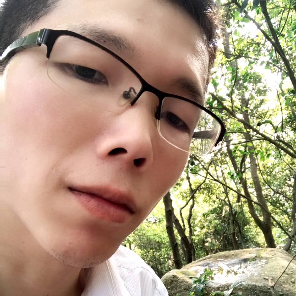 未来深拥英俊的照片