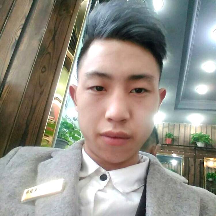 服饰踢鳗鱼的照片