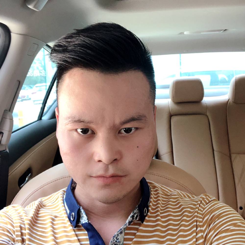 一个人倾心樱桃的照片