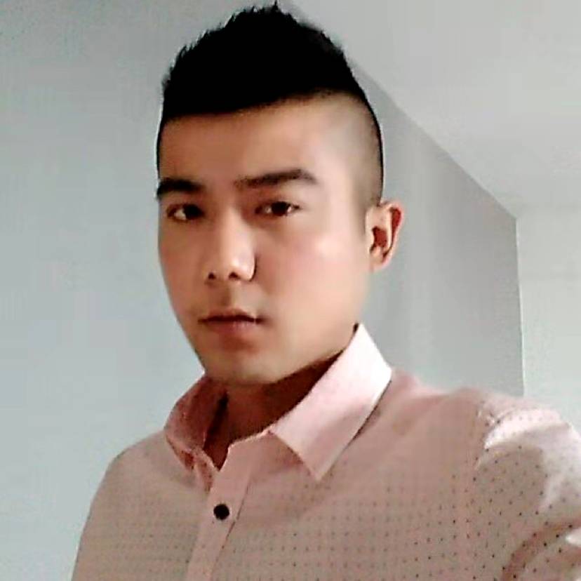 魁梧闻篮球的照片